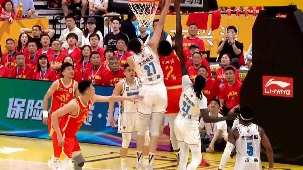 爱游戏官网网页版入口-精妙进攻，带领球队赢得巨大优势！