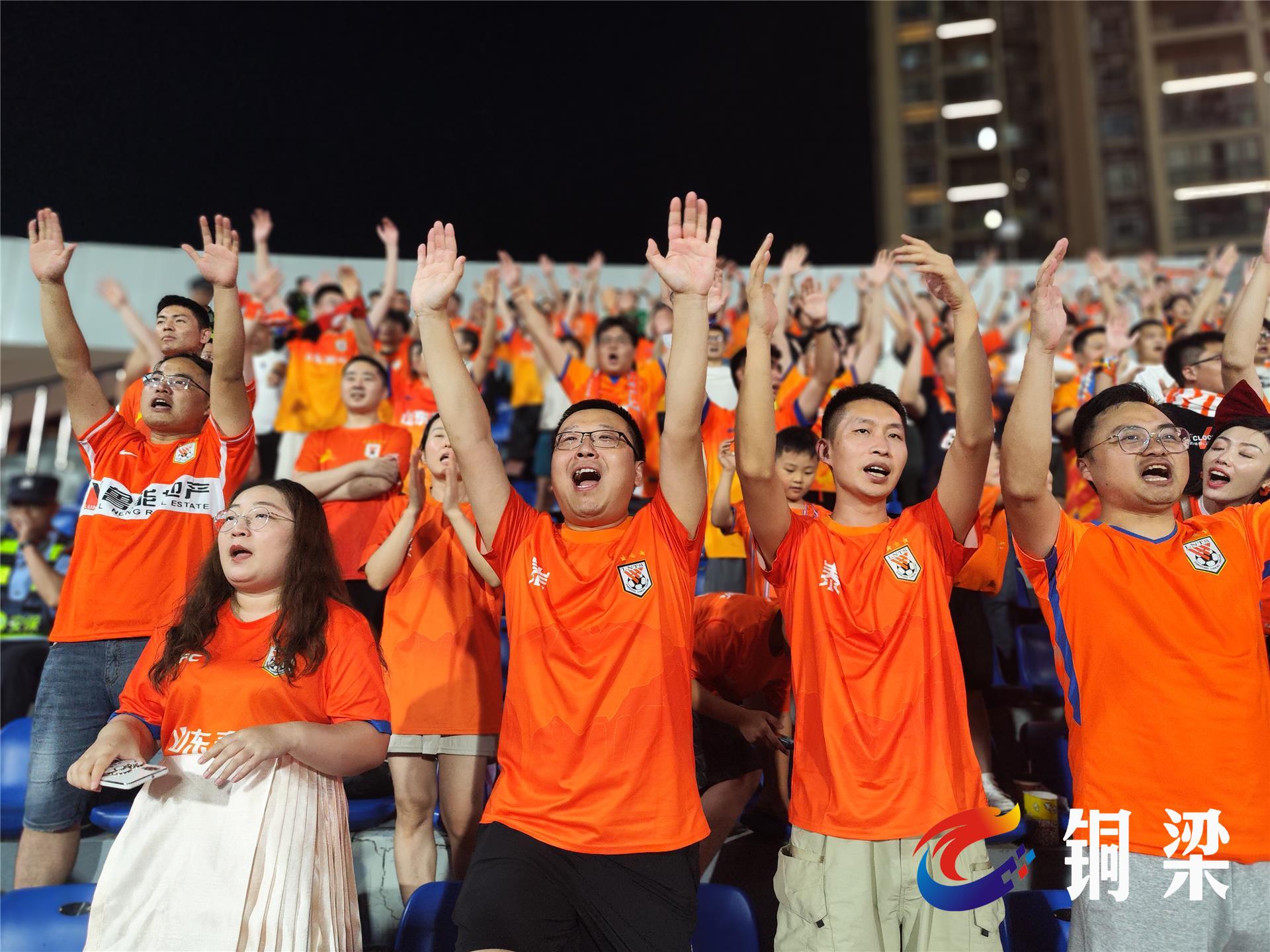 球迷热情支持,现场气氛热烈动人的简单介绍 球迷热情支持,现场气氛热烈动人的简单介绍