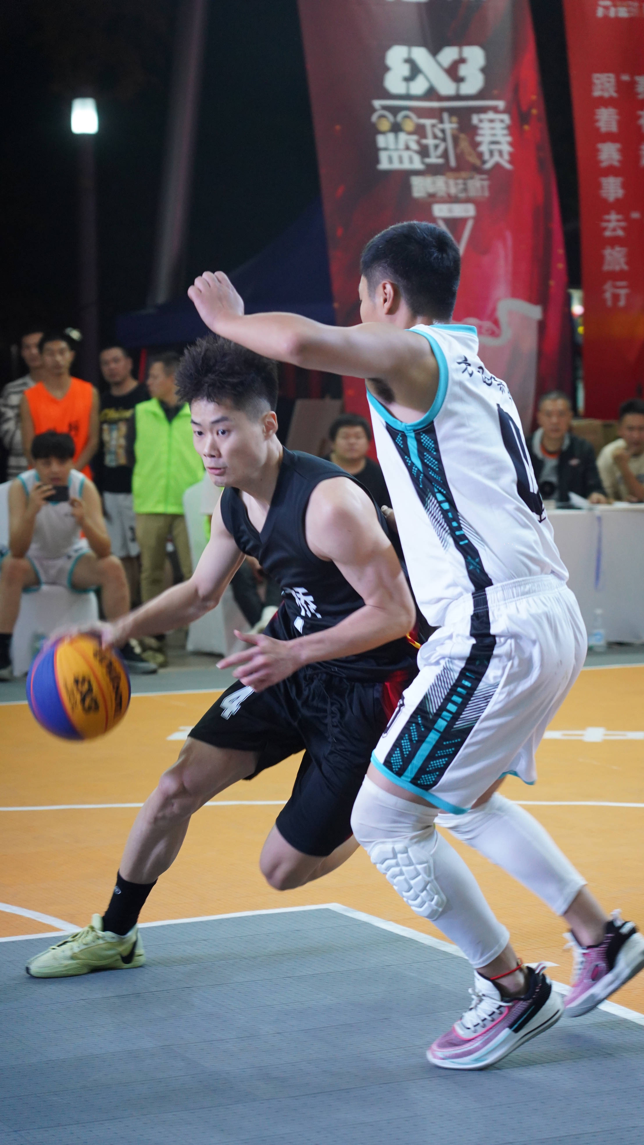 职业篮球队员将在场上展开激烈竞争