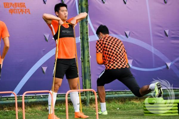 包含国际足球联赛:女性选手迎接挑战的词条 包含国际足球联赛:女性选手迎接挑战的词条