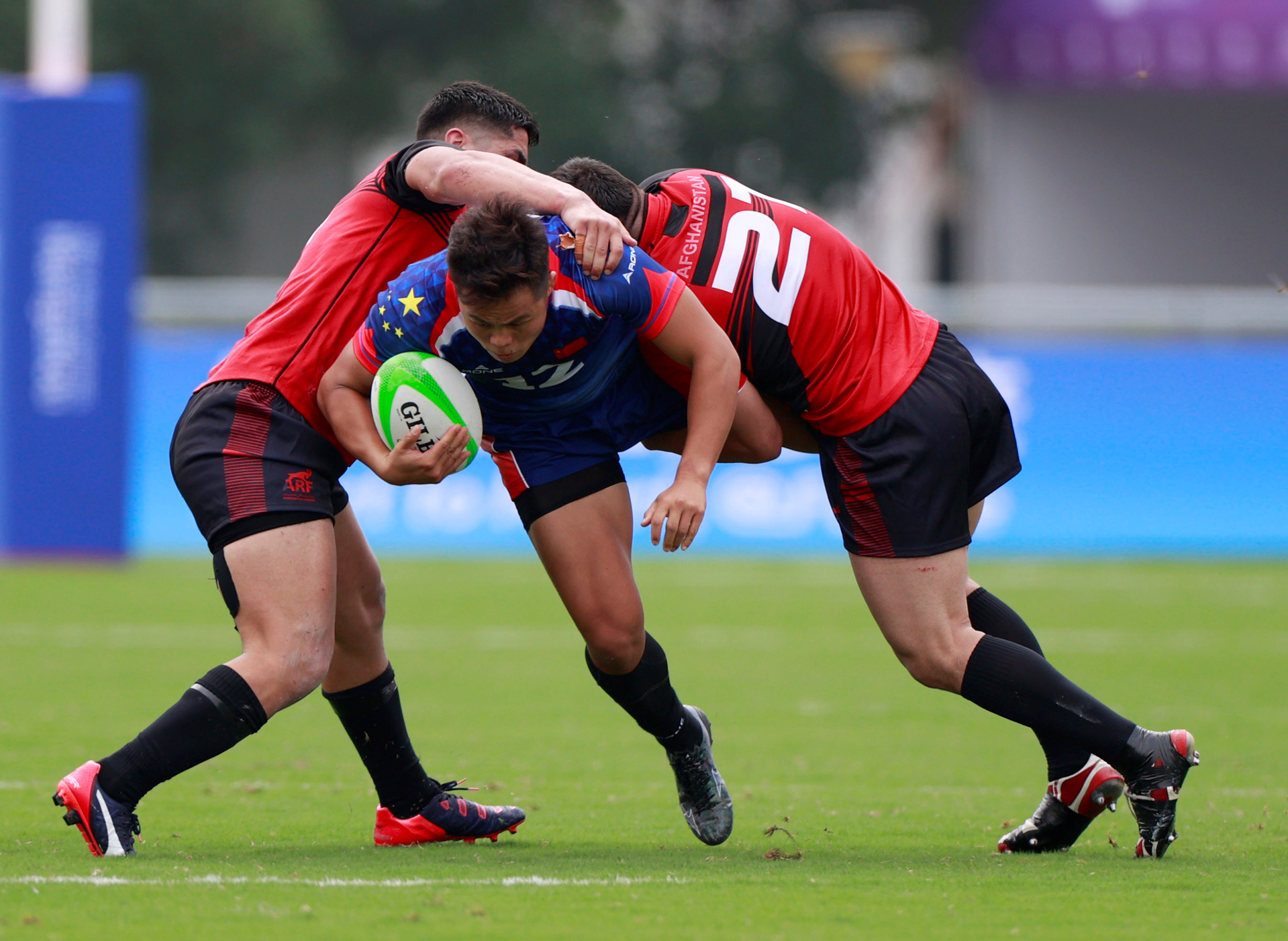 爱游戏入口-比赛中球员们积极拼搏，力争胜利