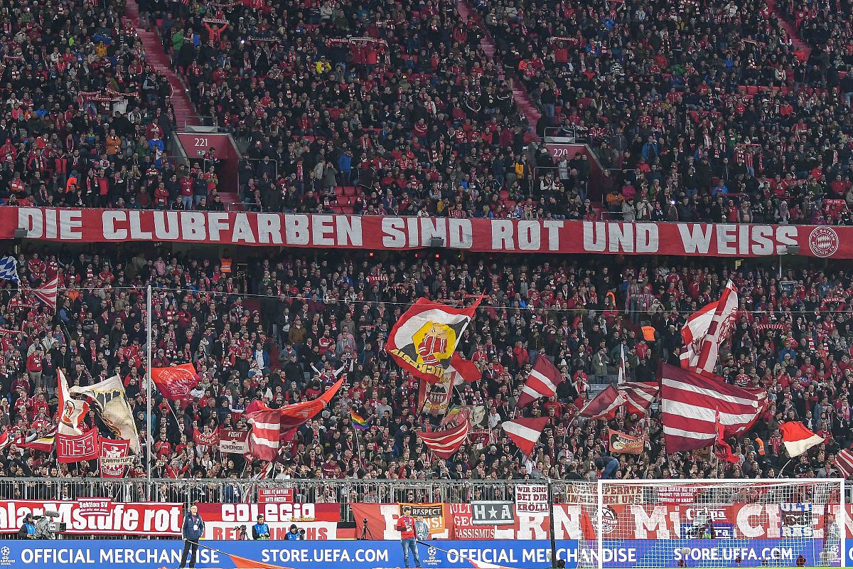 比赛中球员们积极拼搏，力争胜利