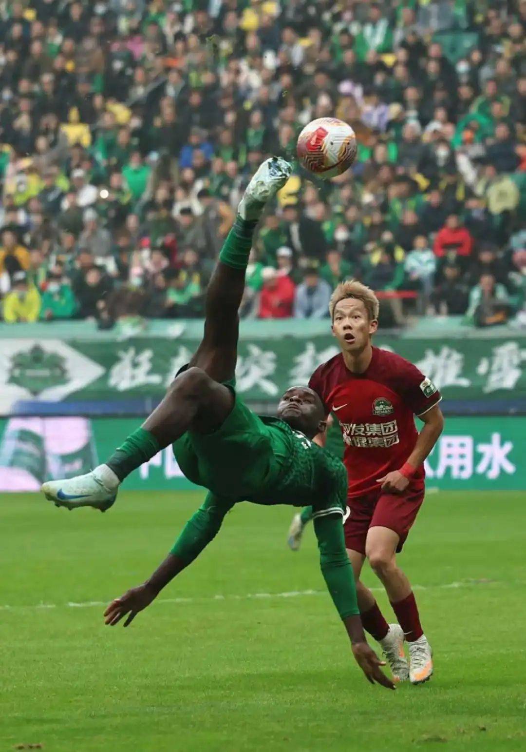 中超队员精神抖擞,迎接决赛挑战 中超队员精神抖擞,迎接决赛挑战