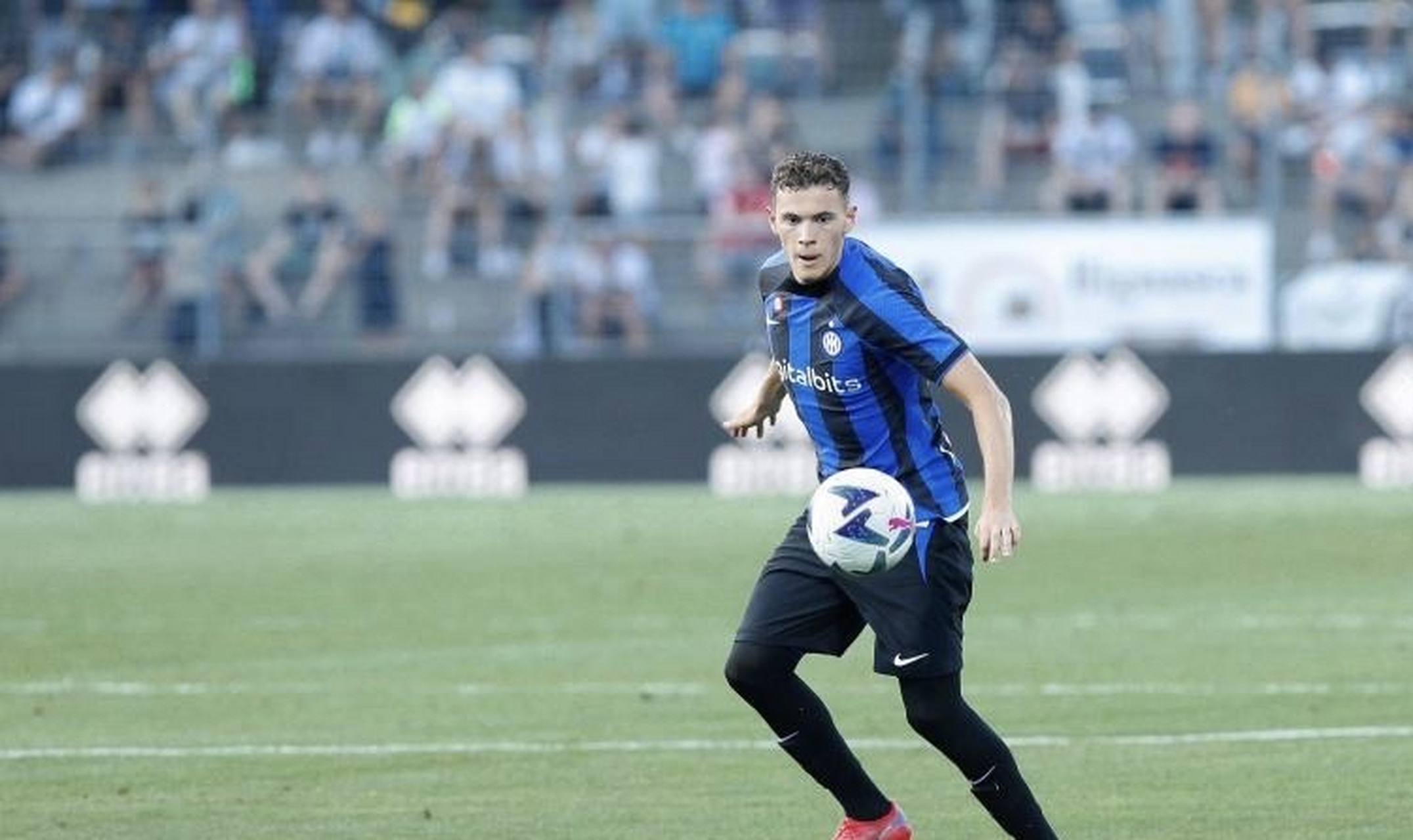 国际米兰中场表现出色,成为关键人物的简单介绍 国际米兰中场表现出色,成为关键人物的简单介绍