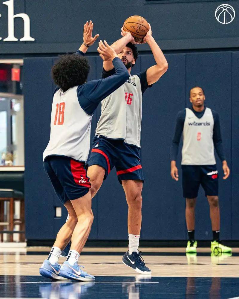 猛龙客场击败雄鹿，新援表现亮眼