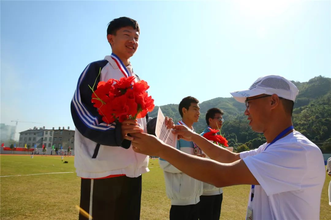 爱游戏app-欢乐时光：射击选手欢庆佳绩