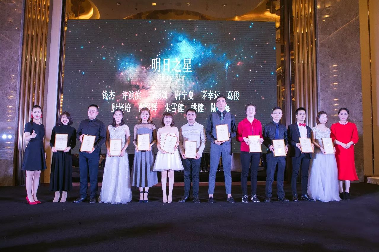 欢乐时光:射击选手欢庆佳绩 欢乐时光:射击选手欢庆佳绩