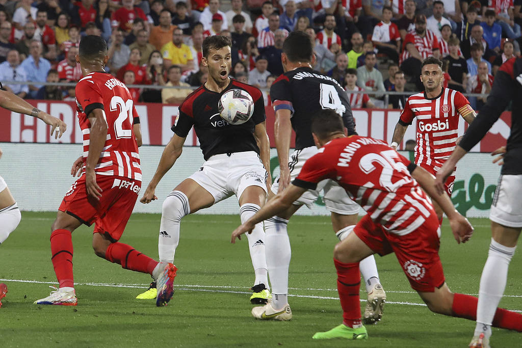 冰岛队在比赛中凭借稳健防守取得胜利