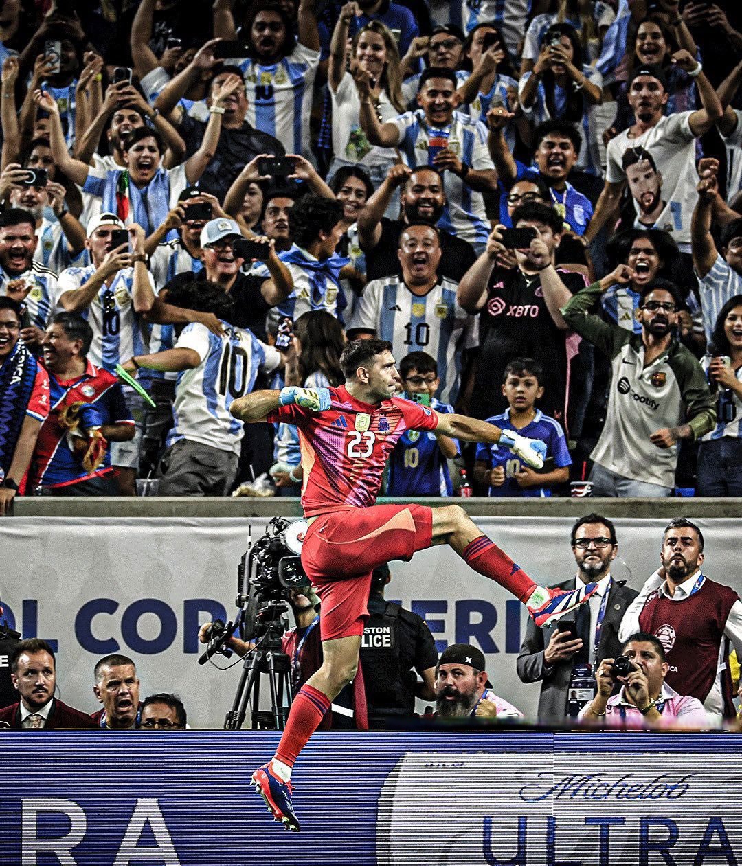 爱游戏app-西班牙队大胜阿根廷，昂首挺进美洲杯决赛