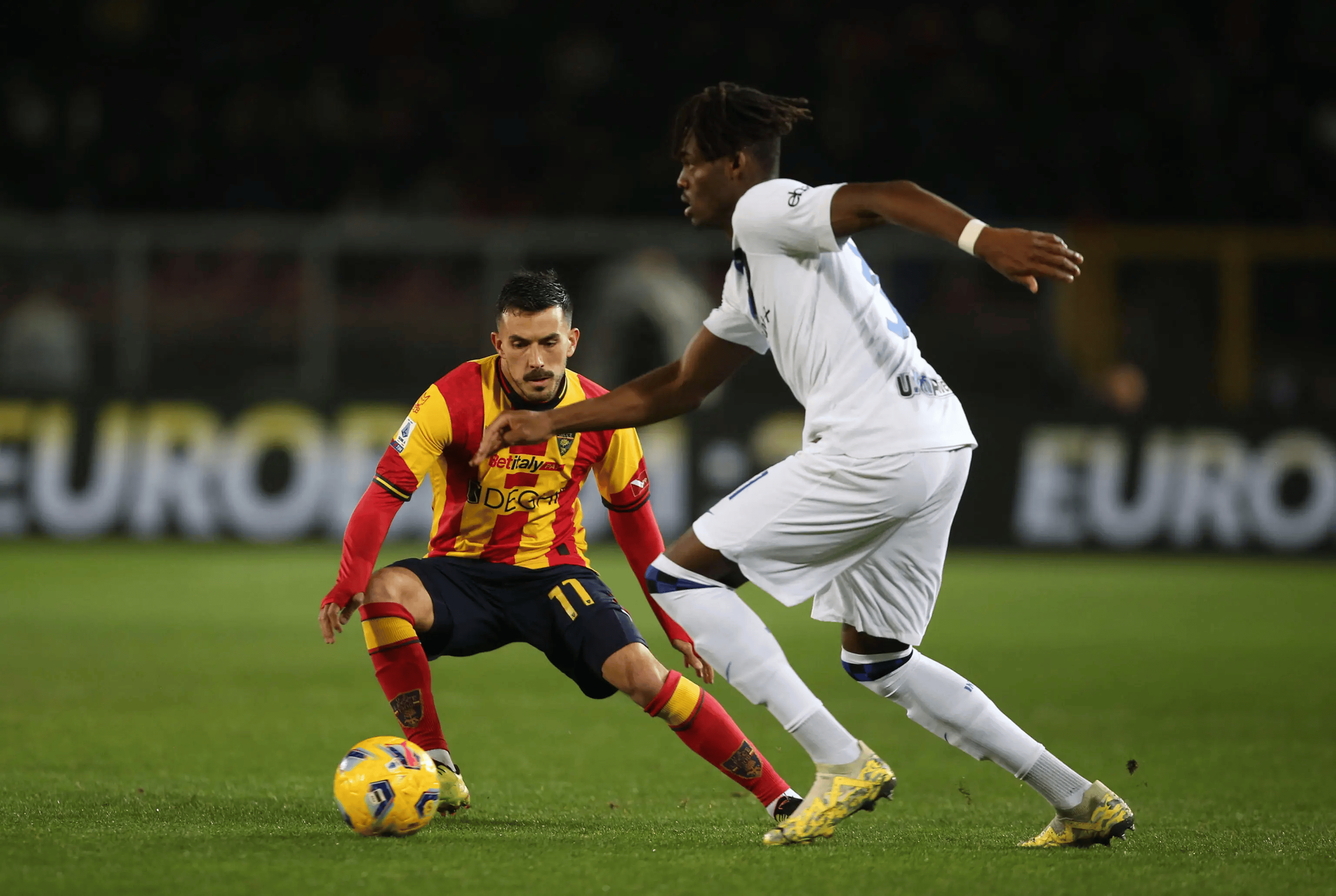 爱游戏官网-罗马前锋因伤下场，对球队冲击巨大