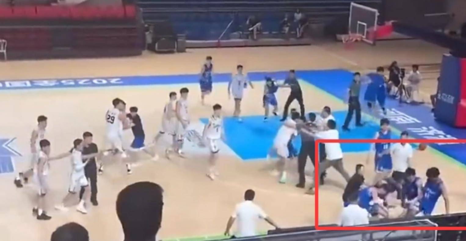 爱游戏登录-比赛中球员间发生冲突，场面一度失控