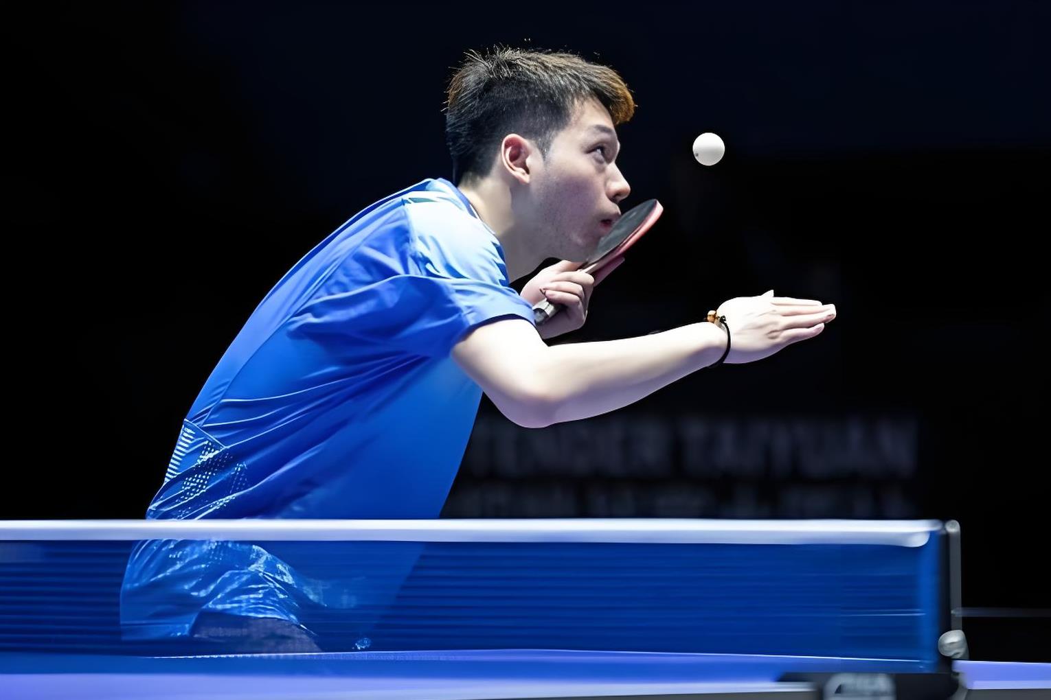 比赛中球员展现专业素养,成为关注焦点 比赛中球员展现专业素养,成为关注焦点