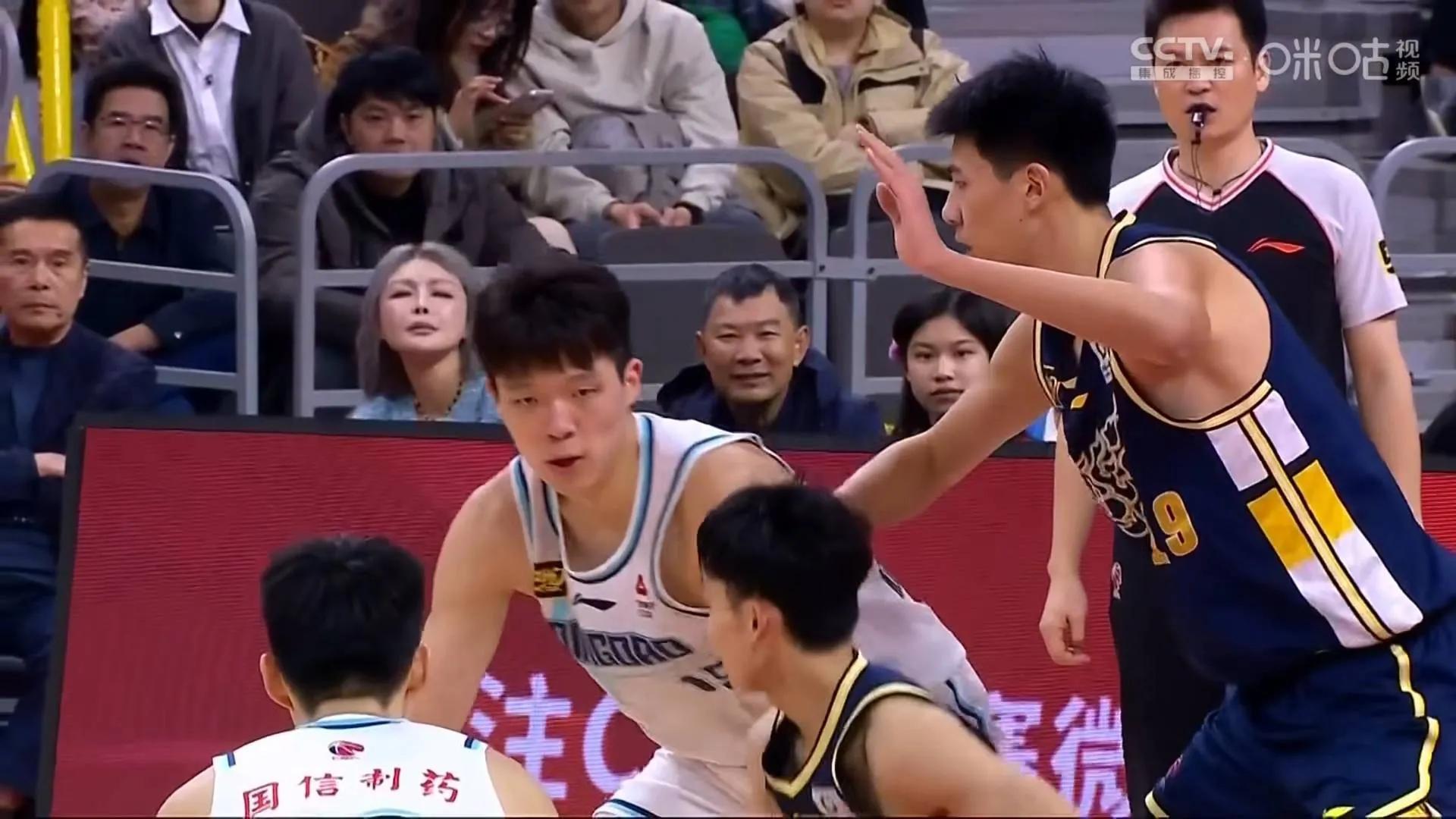 青岛队神奇逆转取胜,惊艳全场 青岛队神奇逆转取胜,惊艳全场