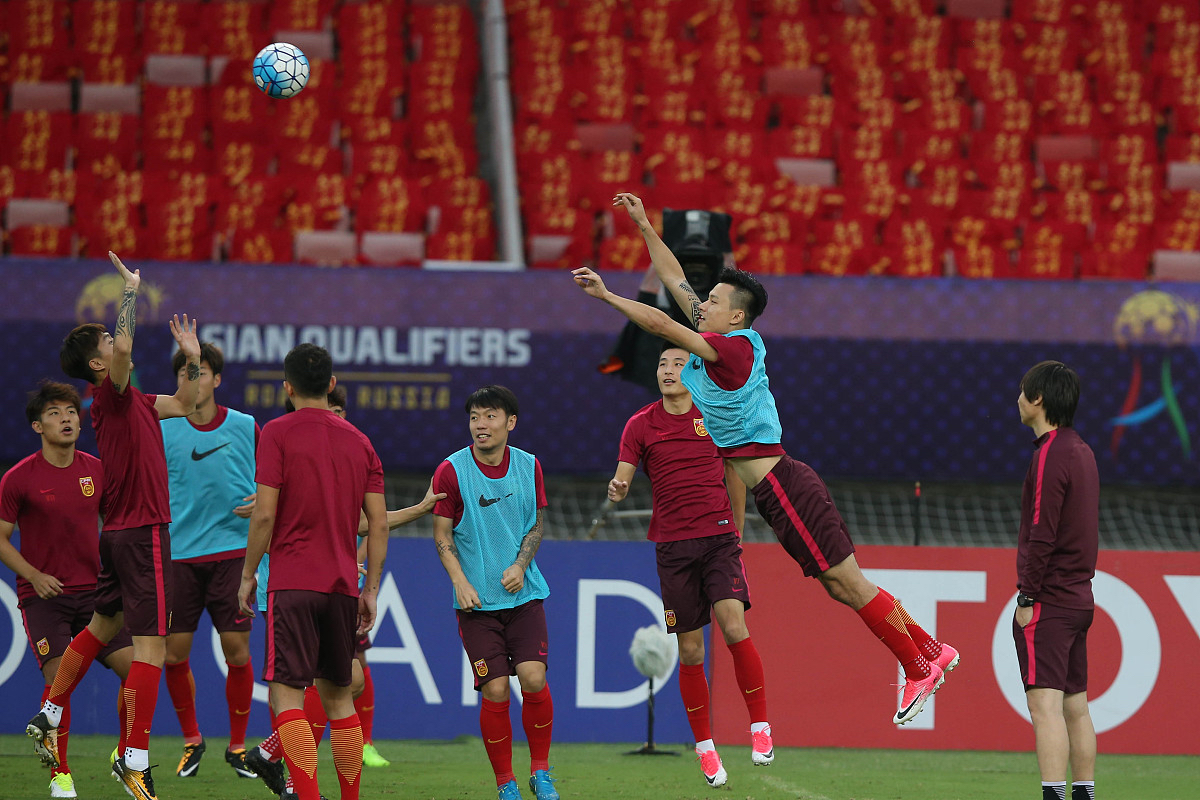 爱游戏在线-激动人心的足球对决展现拼搏