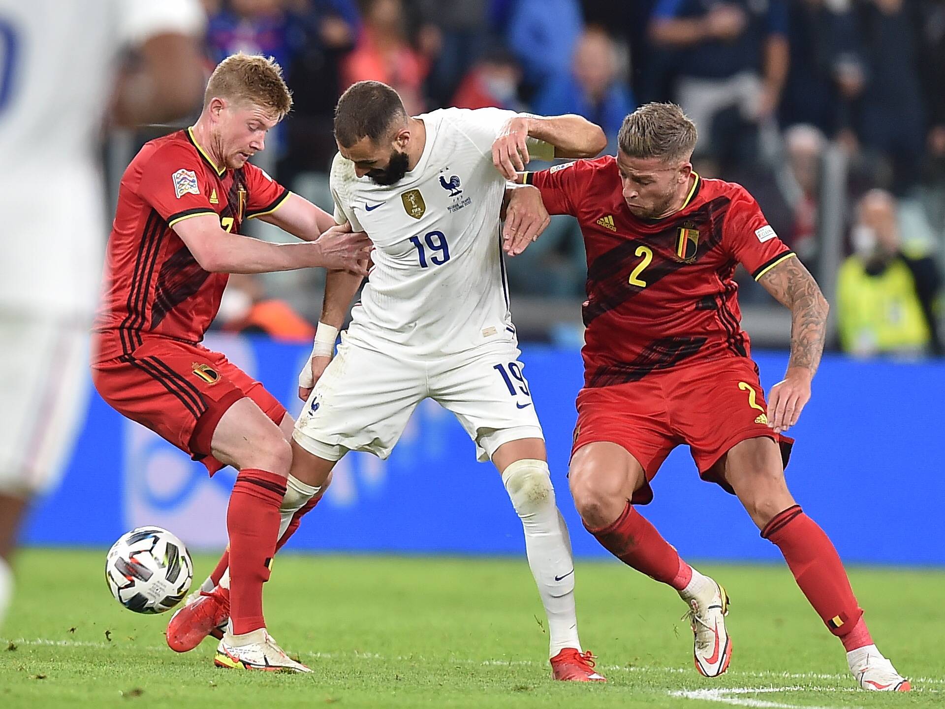 包含比利时后卫防线铁打不惊，成功晋级决赛圈的词条