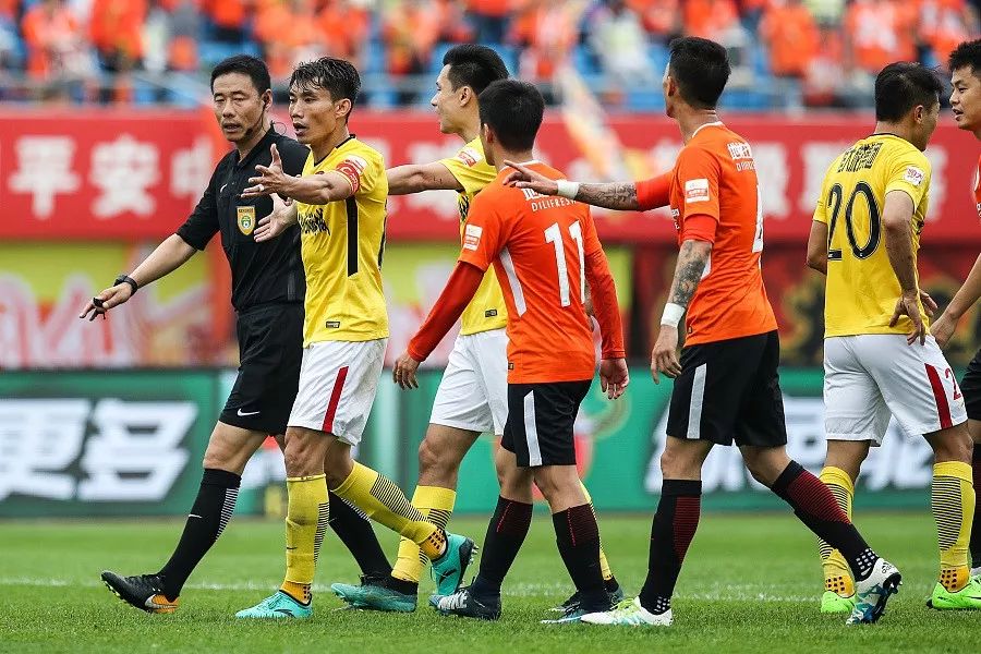 包含广州恒大客场战胜北京人和，排名升至第三的词条