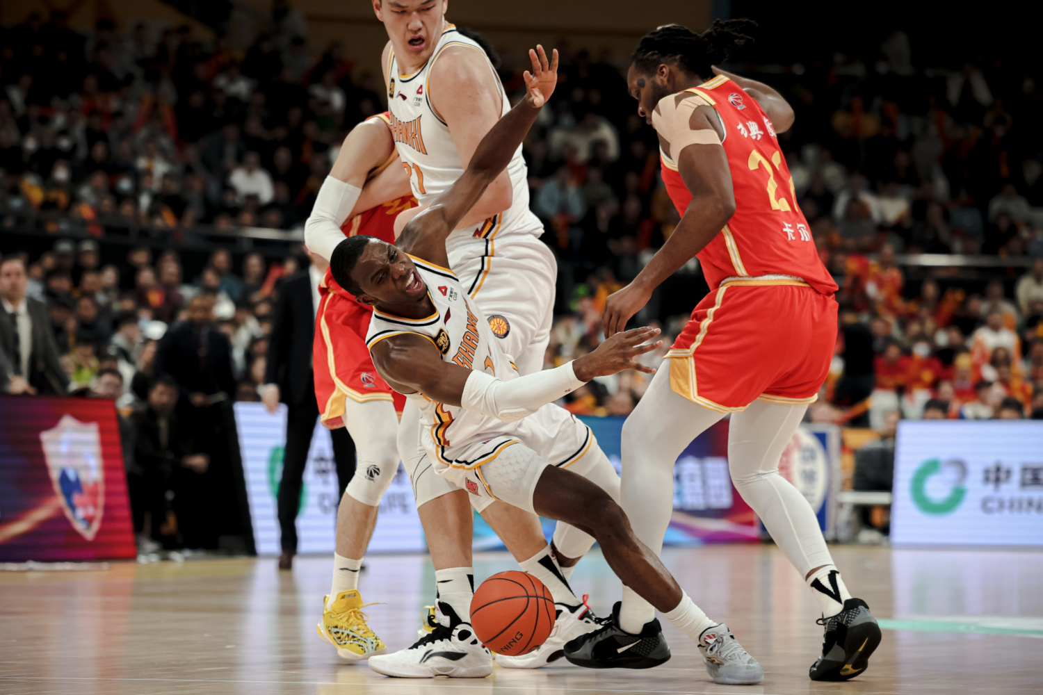 劲敌对抗!两支球队在赛场上争夺胜利的简单介绍 劲敌对抗!两支球队在赛场上争夺胜利的简单介绍