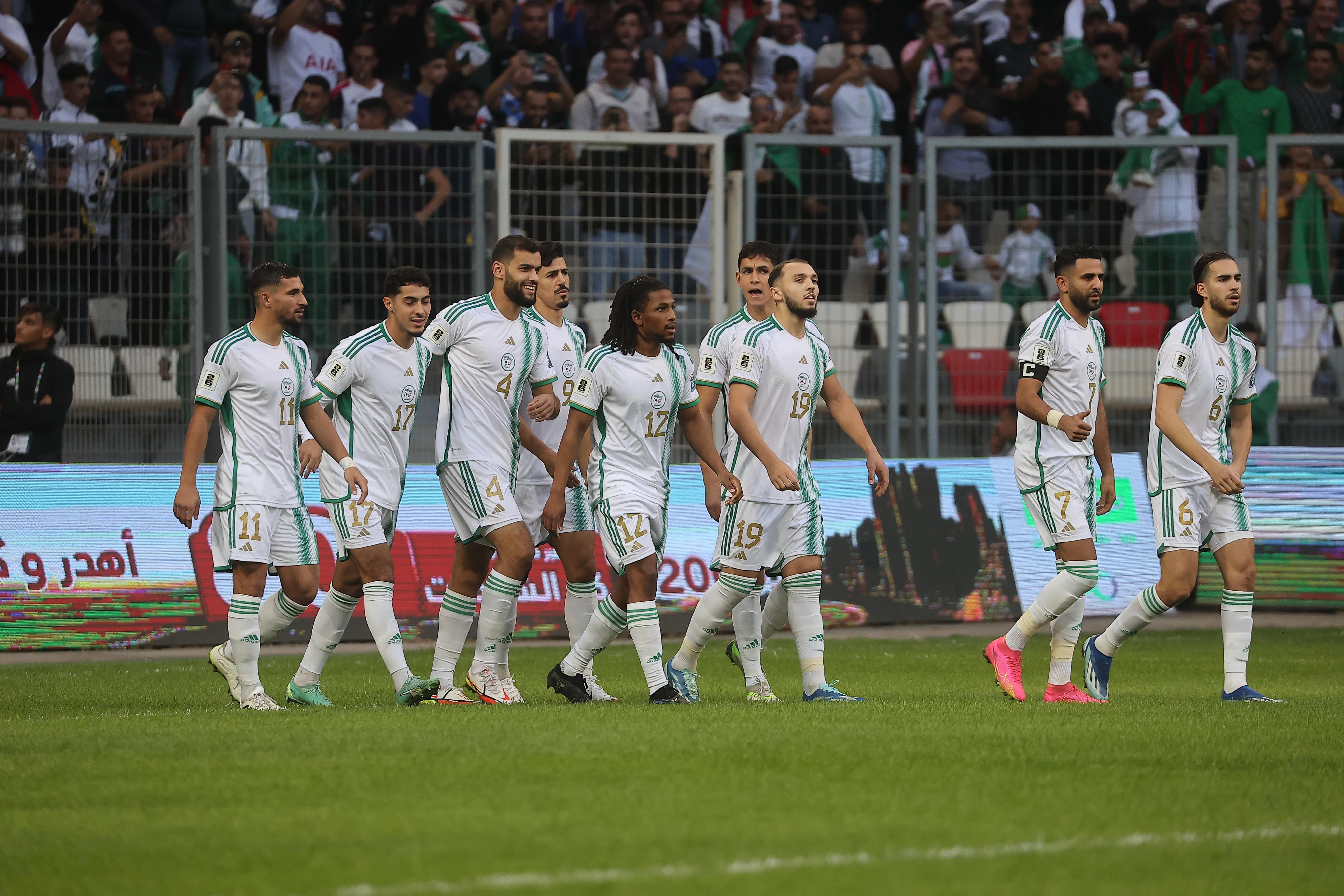 安哥拉女子足球运动员备战比赛 安哥拉女子足球运动员备战比赛